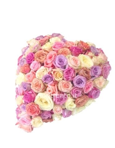 Cuore con fiori misti di colori assortiti